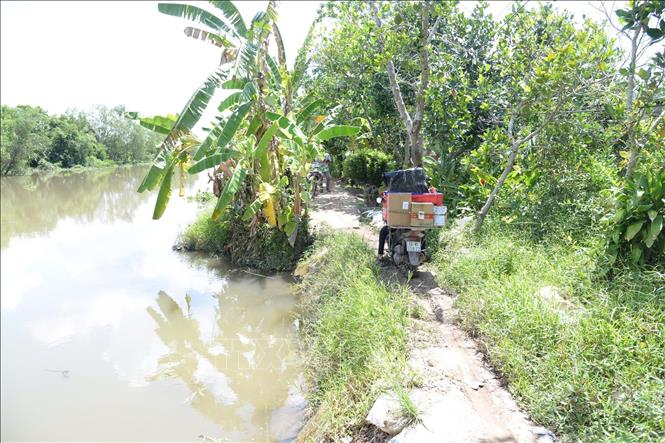 Sạt lở làm ảnh hưởng đến việc đi lại, vận chuyển hàng hóa của người dân địa phương. Ảnh: Công Trí - TTXVN