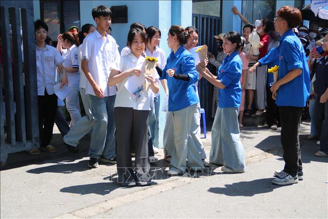 Thí sinh phấn khởi sau khi hoàn thành bài thi đầu tiên trong kỳ thi tuyển sinh vào lớp 10 THPT công lập. Ảnh: Thu Hoài - TTXVN