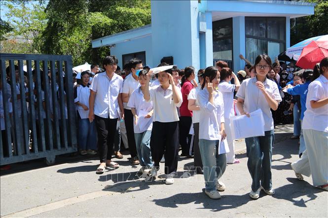 Các thí sinh tại điểm thi THPT Chuyên Thái Bình (phường Trần Hưng Đạo, tỉnh Hưng Yên) phấn khởi sau buổi thi đầu tiên. Ảnh: Thu Hoài - TTXVN