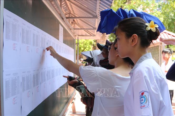 Thí sinh xem danh sách phòng thi tại điểm thi THPT Lê Quý Đôn (phường Trần Hưng Đạo, tỉnh Hưng Yên). Ảnh: Thu Hoài - TTXVN 
