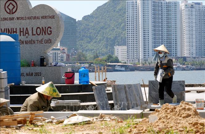 Nước uống được tăng cường tại chỗ làm việc trên các công trường thi công tại khu du lịch Bãi Cháy. Ảnh: Văn Đức - TTXVN