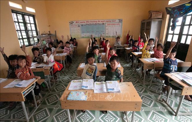 Một tiết của học sinh lớp 2 tại điểm trường Làng Sáng. Ảnh: Trọng Đạt - TTXVN
