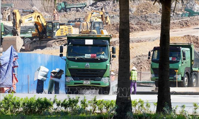 Tại công trường, người lao động sử dụng các tấm chống nắng trong lúc làm việc. Ảnh: Văn Đức - TTXVN