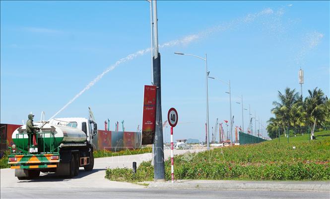 Tăng cường tưới nước cho cây tại các công viên tại khu du lịch Bãi Cháy. Ảnh: Văn Đức - TTXVN