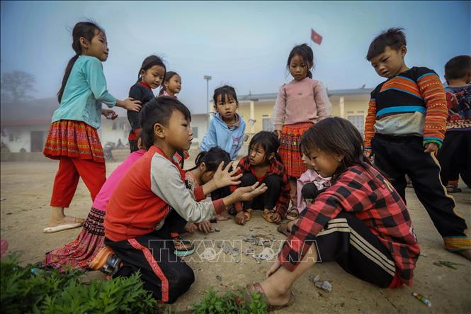 Học sinh tại điểm trường Làng Sáng chơi đùa trong sân trường trước giờ vào lớp. Ảnh: Trọng Đạt - TTXVN
