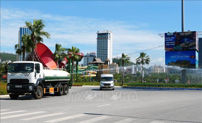 Tăng cường tưới nước cho cây tại các công viên tại khu du lịch Bãi Cháy. Ảnh: Văn Đức - TTXVN