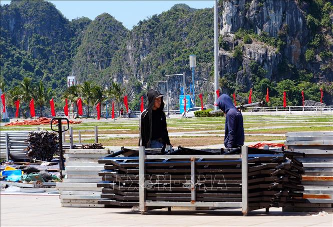 Công nhân mặc bảo hộ chống nắng khi làm việc tại các công trường ở phường Hạ Long. Ảnh: Văn Đức - TTXVN