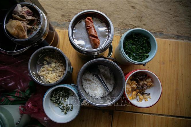 Những chiếc cặp lồng đựng bữa trưa của các học sinh lớp 1và 2 tại điểm trường Làng Sáng. Ảnh: Trọng Đạt - TTXVN