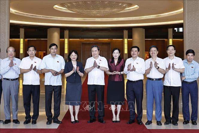 Chủ tịch Quốc hội Trần Thanh Mẫn với Thường trực Ủy ban Khoa học, Công nghệ và Môi trường của Quốc hội. Ảnh: Doãn Tấn - TTXVN
