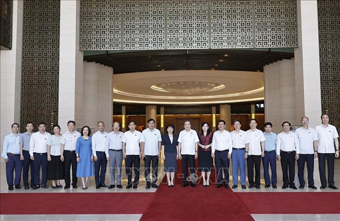 Chủ tịch Quốc hội Trần Thanh Mẫn với Thường trực Ủy ban Khoa học, Công nghệ và Môi trường của Quốc hội. Ảnh: Doãn Tấn - TTXVN