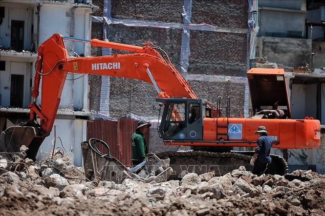 Công nhân làm việc tại khu vực công trình giải phóng mặt bằng, thi công ngoài trời giữa nền nhiệt cao. Ảnh: Phạm Tuấn Anh - TTXVN
