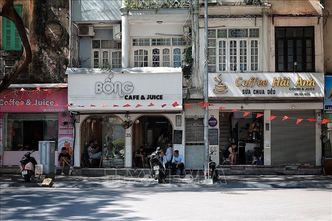 Nhiều quán cà phê vắng khách vì cái nóng oi bức. Ảnh: Phạm Tuấn Anh - TTXVN