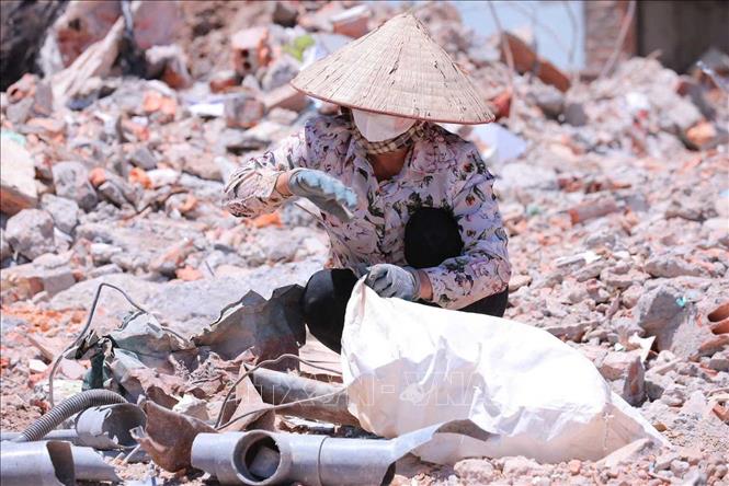 Người lao động vẫn phải chật vật mưu sinh khi nhiệt độ Hà Nội tăng cao, có lúc nhiệt độ ngoài trời đo được trên 50 độ C. Ảnh: Hoàng Hiếu - TTXVN