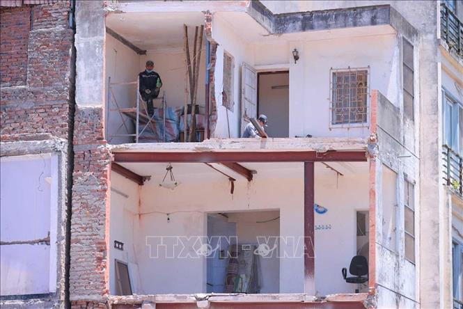 Người lao động vẫn phải chật vật mưu sinh khi nhiệt độ Hà Nội tăng cao. Ảnh: Hoàng Hiếu - TTXVN