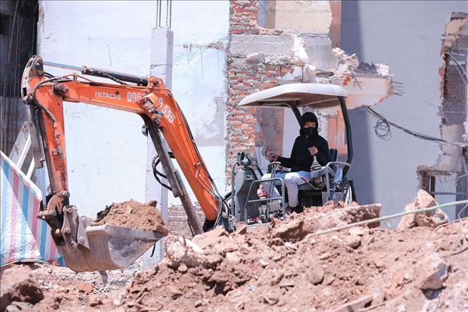 Công nhân làm việc trên công trường xây dựng cầu Trần Hưng Đạo khi nhiệt độ ngoài trời trên 50 độ C. Ảnh: Hoàng Hiếu - TTXVN