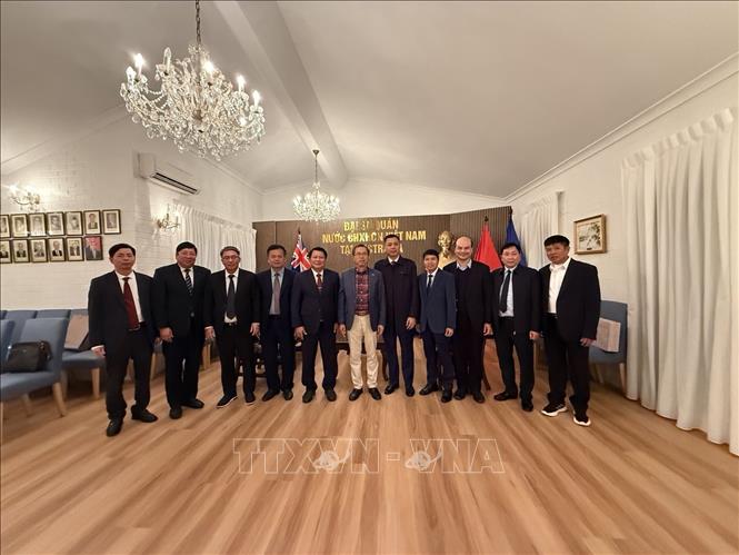 Đoàn công tác Tỉnh ủy Sơn La chụp ảnh lưu niệm cùng Đại sứ Việt Nam tại Australia Phạm Hùng Tâm (thứ sáu, từ phải sang) cùng một số cán bộ Đại sứ quán. Ảnh: TTXVN phát