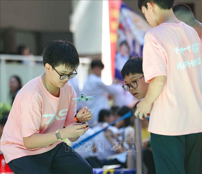 Không khí hào hứng, sôi nổi của cuộc thi STEM Robotics Champion với nhiều phần tranh tài sáng tạo, hấp dẫn. Ảnh: Thanh Tùng -  TTXVN