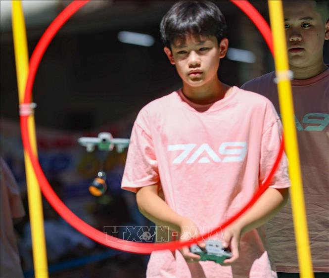 Học sinh thực hiện các thử thách điều khiển drone vượt chướng ngại vật, vận chuyển hàng trên sa bàn khiến cuộc thi trở nên vô cùng cuốn hút. Ảnh: Thanh Tùng -  TTXVN