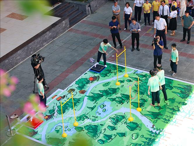 Học sinh thực hiện các thử thách điều khiển drone vượt chướng ngại vật, vận chuyển hàng trên sa bàn khiến cuộc thi trở nên vô cùng cuốn hút. Ảnh: Thanh Tùng -  TTXVN