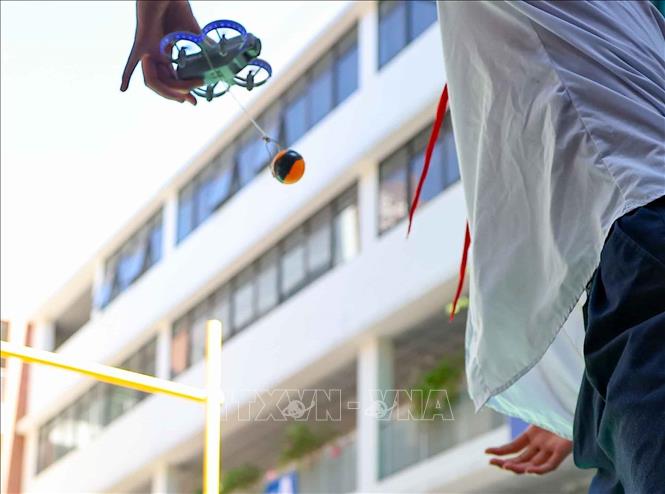 Drone vượt chướng ngại vật, vận chuyển hàng trên sa bàn. Ảnh: Thanh Tùng -  TTXVN