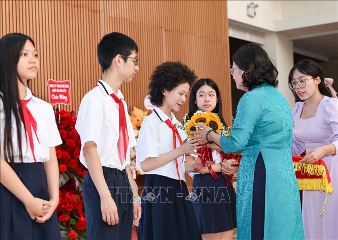 Nhà giáo Tô Thị Hải Yến - Hiệu trưởng nhà trường khen thưởng cho các học sinh xuất sắc trong năm học vừa qua. Ảnh: Thanh Tùng -  TTXVN