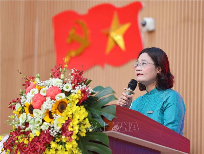 Nhà giáo Tô Thị Hải Yến - Hiệu trưởng nhà trường phát gửi lời chúc học sinh lớp 9 tự tin bước vào kỳ thi tuyển sinh lớp 10 THPT và căn dặn học sinh các khối trước khi nghỉ Hè. Ảnh: Thanh Tùng -  TTXVN