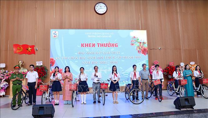 Vinh danh, khen thưởng học sinh đạt giải Nhất kỳ thi chọn học sinh giỏi Thành phố Hà Nội. Ảnh: Thanh Tùng -  TTXVN 