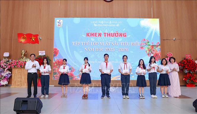 Ban giám hiệu Trường THCS Giảng Võ trao khen thưởng tập thể lớp xuất sắc tiêu biểu năm học 2025 - 2026. Ảnh: Thanh Tùng -  TTXVN