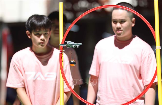 Tham gia vòng chung kết, các đội thi đã mang đến những màn trình diễn drone ấn tượng với khả năng lập trình, điều khiển linh hoạt và tư duy sáng tạo trong giải quyết nhiệm vụ. Ảnh: Thanh Tùng -  TTXVN