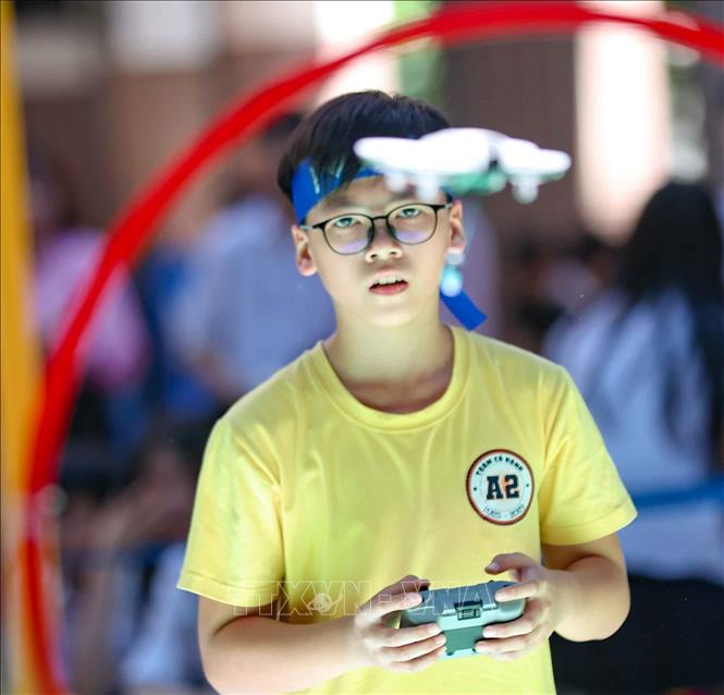 Học sinh thực hiện các thử thách điều khiển drone vượt chướng ngại vật, vận chuyển hàng trên sa bàn khiến cuộc thi trở nên vô cùng cuốn hút. Ảnh: Thanh Tùng -  TTXVN