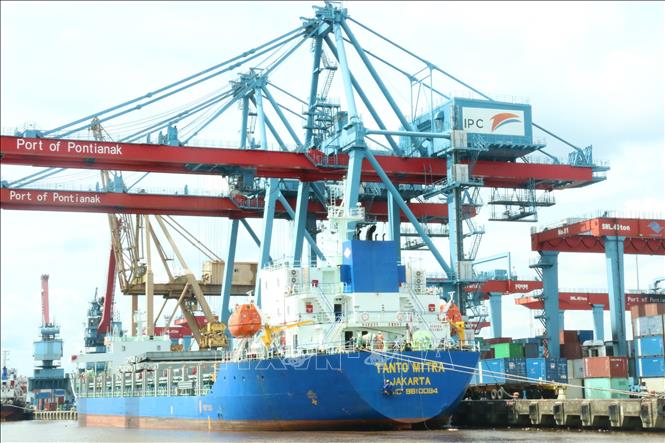 Hệ thống cẩu hàng hóa tại cảng Pontianak, Tây Kalimantan, Indonesia. Ảnh: Đỗ Quyên - PV TTXVN tại Indonesia