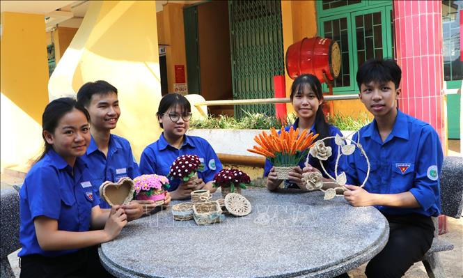 Nhóm 5 học sinh lớp 10, Trường THPT Sơn Hà, xã Sơn Hà với các sản phẩm thủ công từ sợi vỏ keo. Ảnh: Đinh Hương - TTXVN