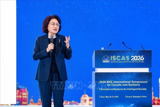 Bà Hà Đình Ba, thành viên Hội đồng quản trị, Tổng giám đốc Bộ phận kinh doanh bán dẫn Huawei đã chính thức công bố “Định luật Tau” (τ-Law). Ảnh: TTXVN phát