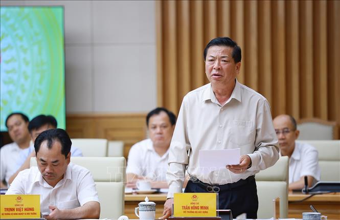 Bộ trưởng Bộ Xây dựng Trần Hồng Minh báo cáo tình hình triển khai các dự án nhà ở cho thuê. Ảnh: Dương Giang-TTXVN 