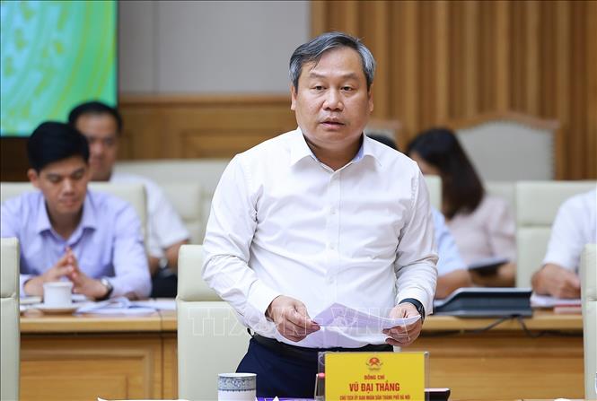 Chủ tịch UBND Thành phố Hà Nội Vũ Đại Thắng báo cáo về tình hình triển khai các dự án nhà ở cho thuê trên địa bàn Thành phố. Ảnh: Dương Giang-TTXVN 
