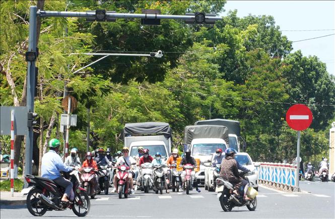 Người dân mặc đồ bảo hộ tránh nắng nóng gay gắt khi tham gia giao thông trên đường Trần Hưng Đạo, phường Phú Xuân (Huế). Ảnh: Nguyên Lý-TTXVN