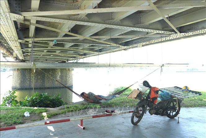 Tránh nắng nóng gay gắt dưới gầm cầu Trường Tiền, thành phố Huế. Ảnh: Nguyên Lý-TTXVN