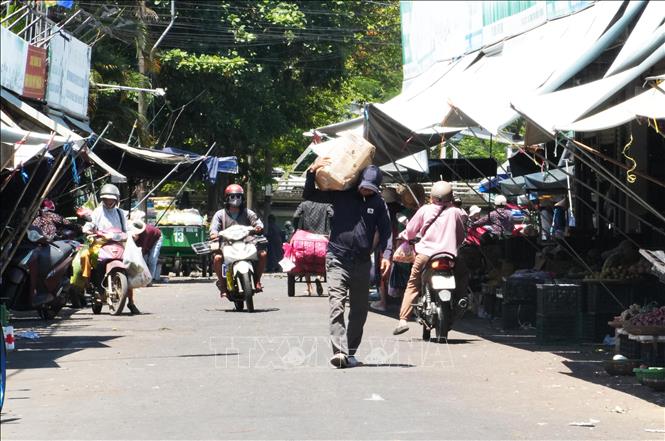 Vận chuyển hàng hóa giữa nắng nóng gay gắt trên đường Chương Dương, bên cạnh chợ Đông Ba, phường Phú Xuân (Huế). Ảnh: Nguyên Lý-TTXVN