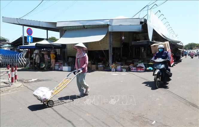 Vận chuyển hàng hóa giữa nắng nóng gay gắt trên đường Chương Dương, bên cạnh chợ Đông Ba, phường Phú Xuân (Huế). Ảnh: Nguyên Lý-TTXVN