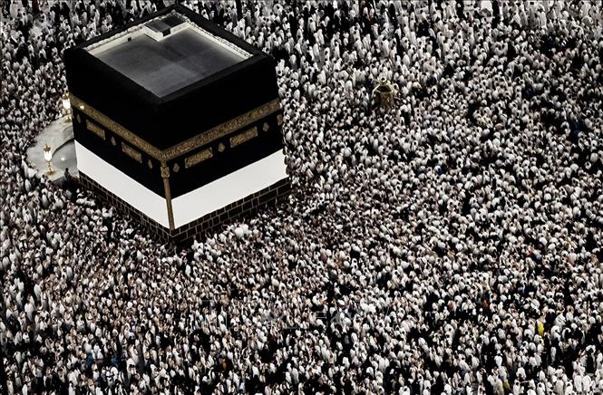 Các tín đồ Hồi giáo đi vòng quanh khối đá thiêng Kaaba ở thánh địa Mecca, Saudi Arabia. Ảnh: SPA/TTXVN