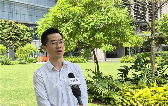 Tiến sỹ Hà Sơn Tùng, Phó Trưởng khoa Khoa Công nghệ quang học tiên tiến ASTAR, trả lời phỏng vấn phóng viên TTXVN. Ảnh: Việt Dũng - PV TTXVN tại Singapore