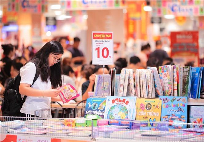Nhiều người dân chọn Siêu thị AEON Long Biên là điểm đến tránh nóng trong chiều 25/5. Ảnh: Hoàng Hiếu - TTXVN