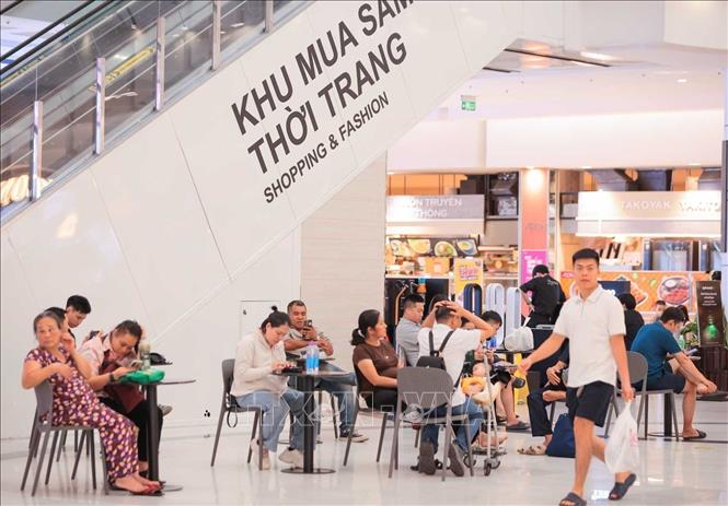 Nhiều người dân chọn Siêu thị AEON Long Biên là điểm đến mua sắm, nghỉ ngơi trong những ngày nền nhiệt Hà Nội tăng cao nhất từ đầu hè. Ảnh: Hoàng Hiếu - TTXVN