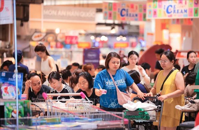 Các siêu thị và trung tâm thương mại với hệ thống điều hòa hoạt động hết công suất trở thành điểm tránh nóng của nhiều người dân Hà Nội trong đợt nắng nóng gay gắt đầu hè. Ảnh: Hoàng Hiếu - TTXVN