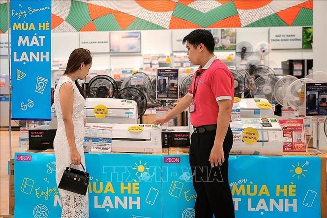 Người dân tranh thủ mua sắm các thiết bị làm mát như quạt điện, điều hòa để chống chọi với những ngày thời tiết nắng nóng kéo dài. Ảnh: Phạm Tuấn Anh - TTXVN