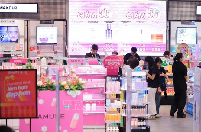 Các siêu thị với hệ thống điều hoà trung tâm được nhiều người dân chọn là điểm đến mua sắm, thư giãn khi Hà Nội nắng nóng. Ảnh: Hoàng Hiếu - TTXVN