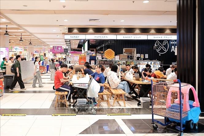 Khu vực ẩm thực tại trung tâm thương mại đông khách vào buổi trưa khi nhiều người tranh thủ ăn uống, nghỉ chân tránh nóng. Ảnh: Phạm Tuấn Anh - TTXVN