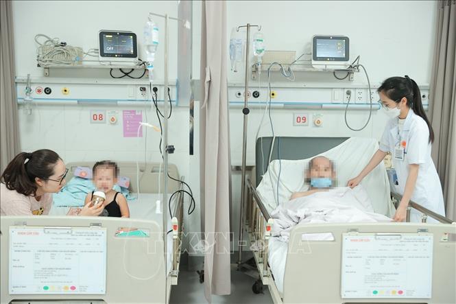 Người cao tuổi, trẻ nhỏ, người có bệnh nền và lao động ngoài trời là những đối tượng cần được bảo vệ đặc biệt trong mùa hè. Ảnh: Minh Quyết - TTXVN