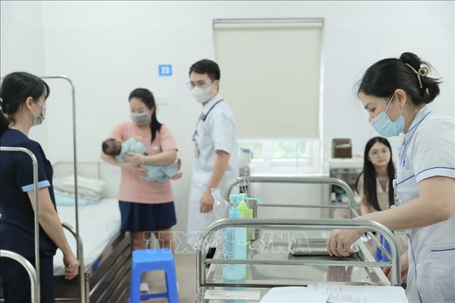 Để phòng tránh say nắng, say nóng, phụ huynh nên hạn chế cho trẻ ra ngoài trong khoảng thời gian nắng gắt từ 10h đến 16h, cho trẻ mặc quần áo thoáng mát, bổ sung đủ nước, đội mũ, đeo kính khi ra ngoài và tăng cường nghỉ ngơi ở nơi có bóng râm hoặc điều hòa nhiệt độ. Ảnh: Minh Quyết – TTXVN