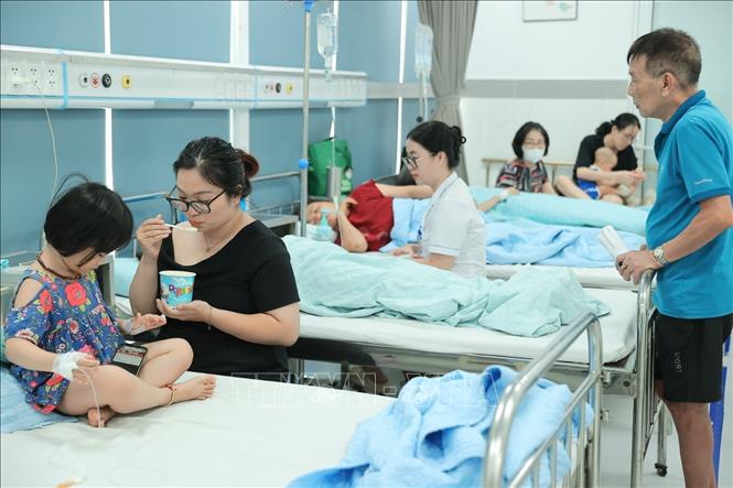 Người cao tuổi, trẻ nhỏ, người có bệnh nền và lao động ngoài trời là những đối tượng cần được bảo vệ đặc biệt trong mùa hè. Ảnh: Minh Quyết - TTXVN